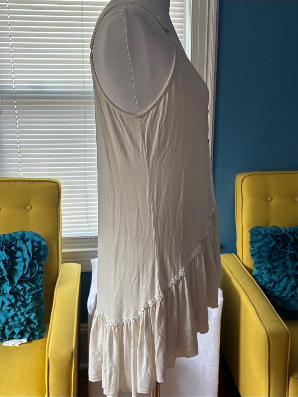 Vestique Cream Button-Front Ruffle-Hem Camisole - Picture 4 of 8